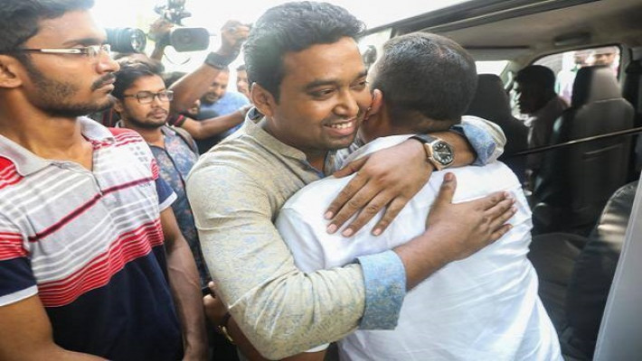 ছাত্রদল সভাপতিকে জড়িয়ে ধরে বিদায় জানালেন ছাত্রলীগের সাধারণ সম্পাদক