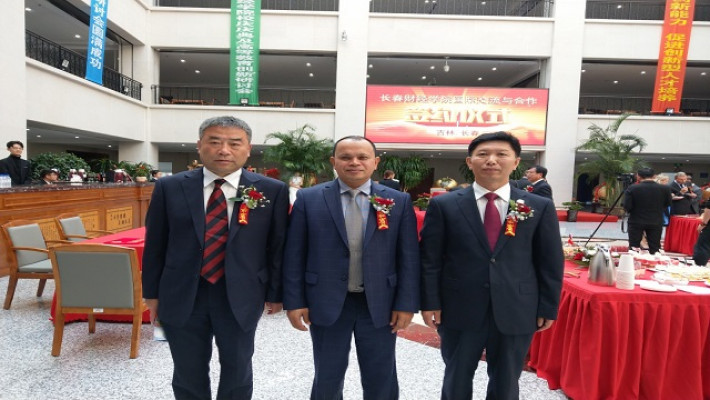 ড্যাফোডিল ইন্টারন্যাশনাল ইউনিভার্সিটির প্রতিষ্ঠাতা ও ট্রাস্টি বোর্ডের চেয়ারম্যান ড. মো. সবুর খান (মাঝে)।