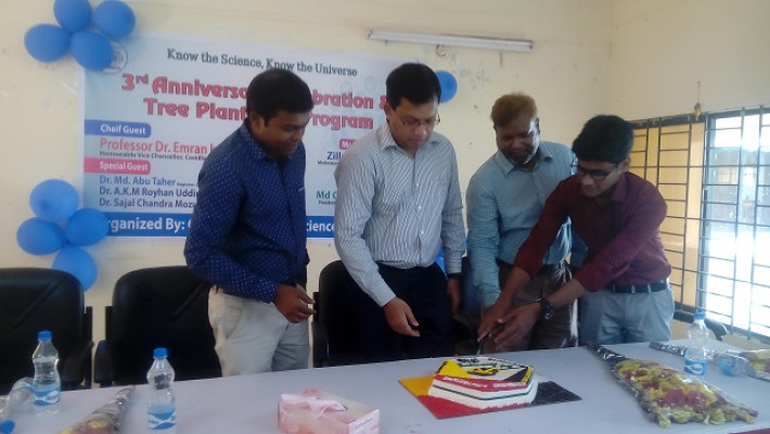 কেক কেটে প্রতিষ্ঠা বার্ষিকী উদযাপন করে সংগঠনটি