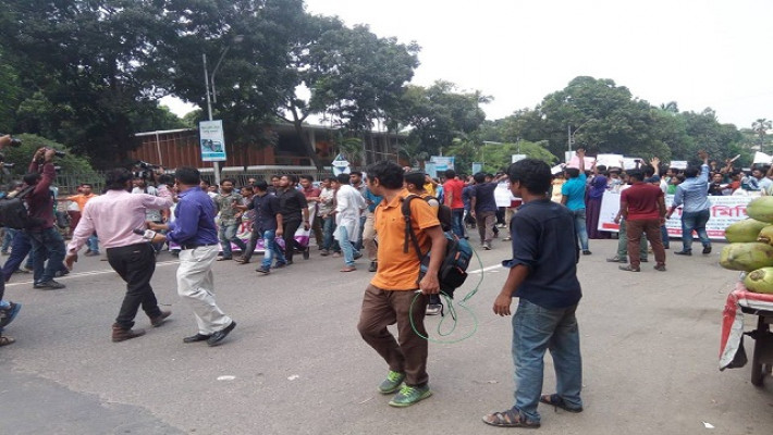 কোটা আন্দোলনকারীদের পিছু নিয়েছে ছাত্রলীগের মিছিল।  মঙ্গলবার ঢাকা বিশ্ববিদ্যালয়ে।