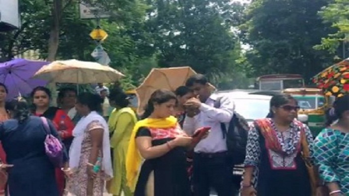 যাদবপুর বিদ্যাপীঠের সামনে দাঁড়িয়ে বিক্ষোভরত অভিভাবকরা