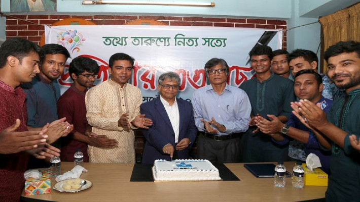 উপাচার্যের সাথে সমিতির সদস্যরা কেক কেটে প্রতিষ্ঠাবার্ষিকী পালন করেন
