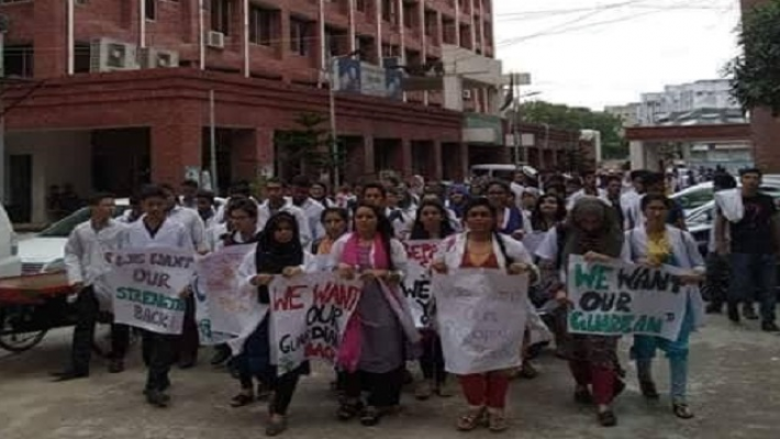 অনির্দিষ্ট কালের জন্য ক্লাস বর্জন ও বিক্ষোভ করছে শিক্ষার্থীরা