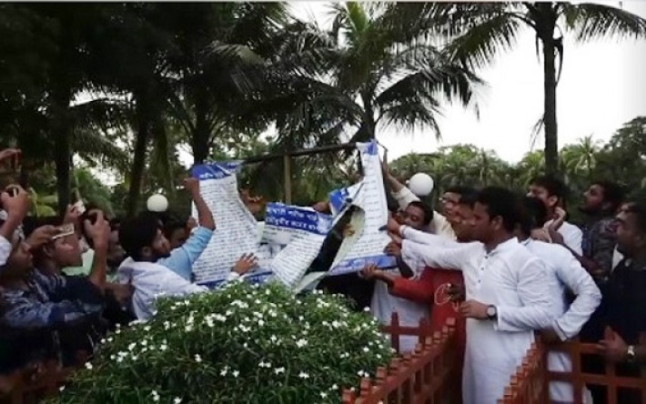 কবর থেকে সাকা চৌধুরীর নামফলক মুছে দিয়েছে ছাত্রলীগ