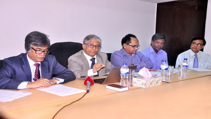 সংবাদ সম্মেলনে আনুষ্ঠানিকভাবে ফলাফল প্রকাশ করেন উপাচার্য