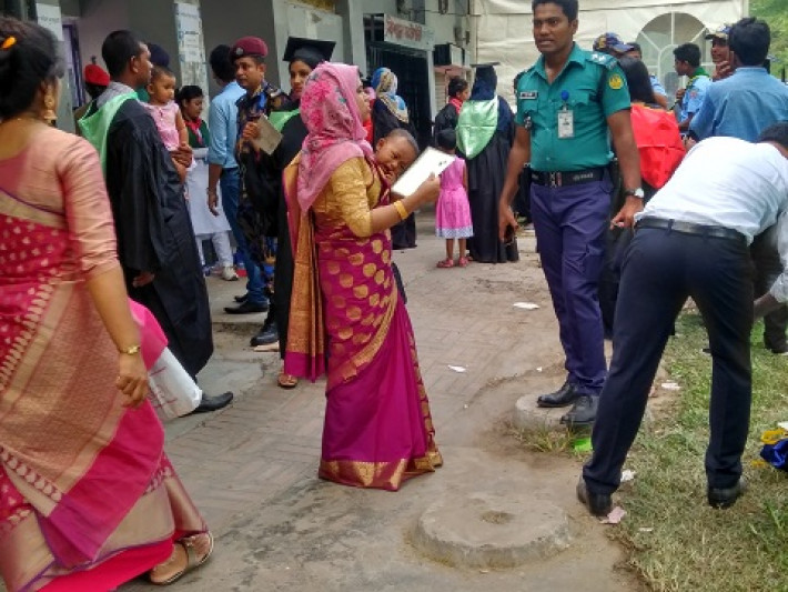 রাবি সমাবর্তনে বাচ্চা বিড়ম্বনা!