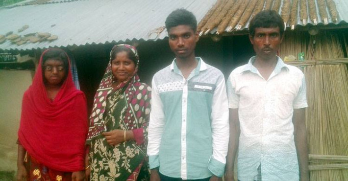 পরিবারের সাথে নাজমুল হুসাইন (ডান থেকে দ্বিতীয়)।
