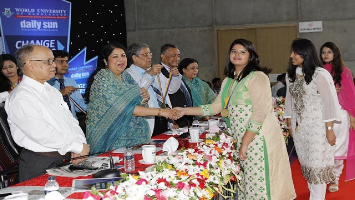 রাজধানীর ইন্টারন্যাশনাল কনভেনশন সিটি বসুন্ধরায় আয়োজিত অনুষ্ঠানে শিক্ষার্থীদের হাতে পুরস্কার তুলে দিচ্ছেন জাতীয় সংসদের স্পিকার