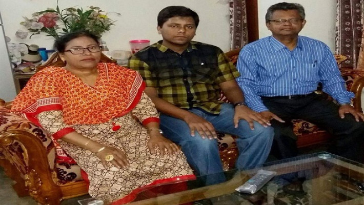 বাবা মায়ের মাঝে নিখোঁজ মো. শফিউর রহমান খান রিফাত