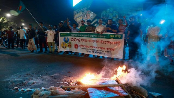 বুধবার রাতে শাহবাগ মোড় অবরোধ করে বিক্ষোভ দেখায় মুক্তিযোদ্ধা সংসদ সন্তান কমান্ড
