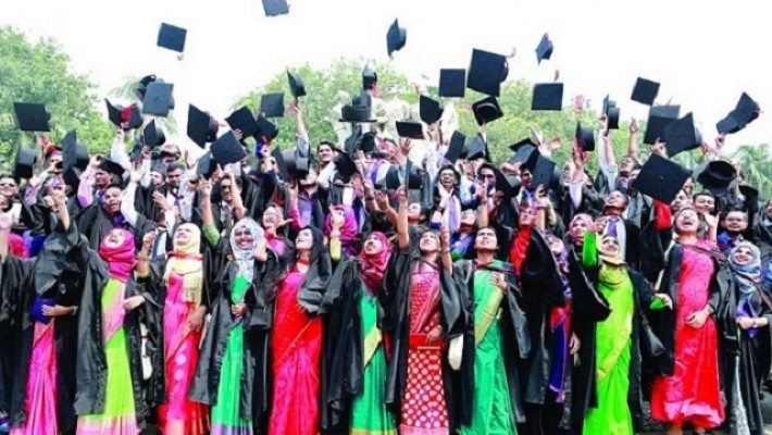 সমাবর্তন উপলক্ষে উচ্ছ্বাসরত শিক্ষার্থীরা।