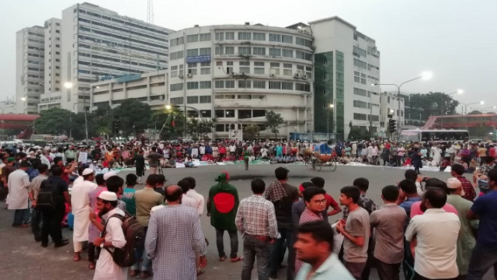 শাহবাগ মোড় অবরোধ করে রাখে মুক্তিযোদ্ধা সংসদ সন্তান কমান্ড