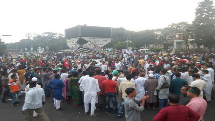 আন্দোলনকারীদের দখলে শাহবাগ মোড়