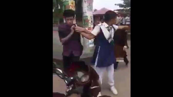 উত্ত্যক্তকারীকে চড়-থাপ্পড় মারতে মারতে শার্টের কলার ধরে টেনেহিঁচড়ে নিয়ে যায় প্রতিবাদী স্কুল ছাত্রী