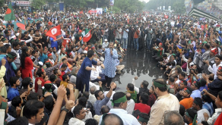 চাকরিতে ৩০ শতাংশ মুক্তিযোদ্ধা কোটা বহালের দাবিতে শাহবাগ অবরোধ