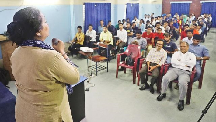 কর্মশালায় বক্তব্য রাখছেন ন্ডার্ড চার্টার্ড ব্যাংক বাংলাদেশের কান্ট্রি হেড অব করপোরেট অ্যাফেয়ার্স (ব্র্যান্ড অ্যান্ড মার্কেটিং) বিটপী দাশ চৌধুরী।