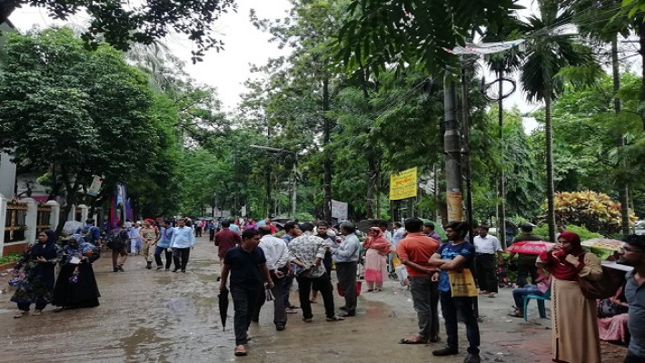 বৃষ্টিতে ভিজতে দেখা গেছে অনেক ভর্তিচ্ছু ও অভিভাবককে