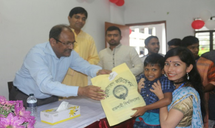 সুবিধাবঞ্চিত শিশুদের মাঝে জামা বিতরণ করা হচ্ছে