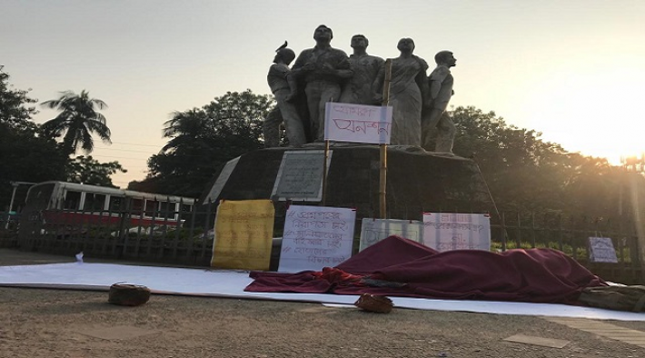 রাজু ভাস্কর্যের পাদদেশ থেকে মঙ্গলবার সকাল সাড়ে ৭টার দিকে তোলা ছবি। 