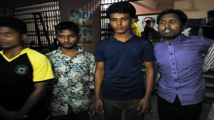 পুলিশের কাছে সোপর্দের আগে চার শিক্ষার্থী 