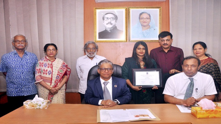 কৃতী শিক্ষার্থীদের সাথে উপাচার্য অধ্যাপক ড. মো. আখতারুজ্জামান 