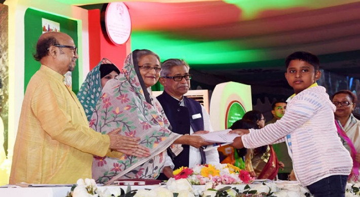 প্রতিযোগিতায় বিজয়ী শিশু-কিশোরদের মাঝে পুরস্কার তুলে দেন প্রধানমন্ত্রী: পিআইডি