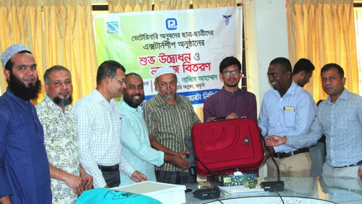 ইন্টার্নশিপে অংশ নেয়া  শিক্ষার্থীদের লাগেজ বিতরণ করছে বিশ্ববিদ্যালয়