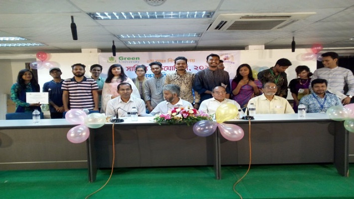 সাহিত্য প্রতিযোগিতার পুরস্কার বিতরণী অনুষ্ঠানে অতিথি ও বিজয়ীরা