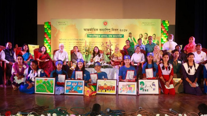 বাংলা একাডেমির আব্দুল করিম সাহিত্য বিশারদ মিলনায়তনে উপস্থিত অতিথিবৃন্দের সাথে মেয়েশিশুরা