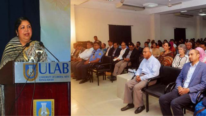 ইউল্যাব ইউনিভার্সিটির প্রতিষ্ঠাবার্ষিকীতে বক্তব্য রাখছেন স্পিকার