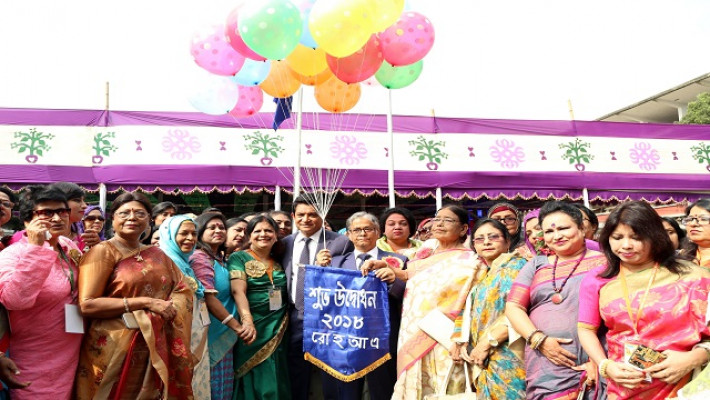টিএসসিতে বেলুন উড়িয়ে দিনব্যাপী এই উৎসবের উদ্বোধন করেন উপাচার্য 