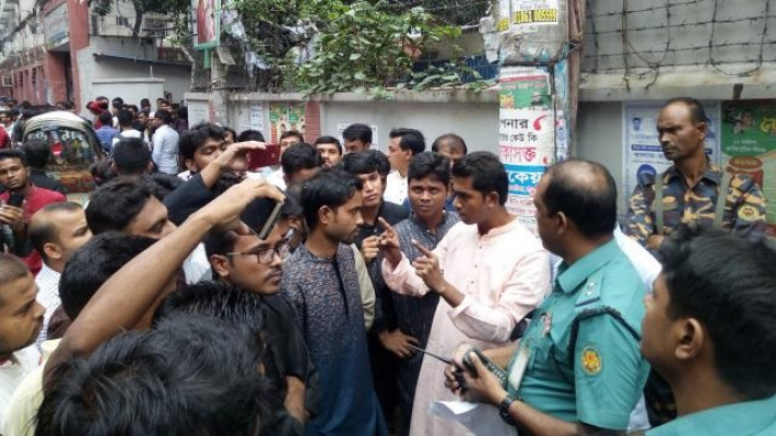 কচি-কাঁচার মেলার মিলনায়তনের সামনে পুলিশের সঙ্গে কথা-কাটাকাটি করছেন কয়েকজন নেতা।