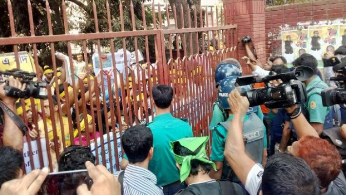 পুলিশ আন্দোলনকারীদের শাহবাগে কেন্দ্রীয় গণগ্রন্থাগারের মূল ফটকের ভেতরে আটকে রাখে 