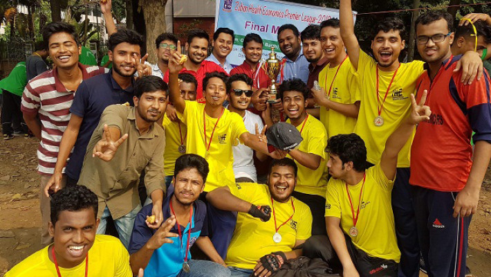 খেলা শেষে ফটোসেশনে উভয় দলের খেলোয়াড়রা