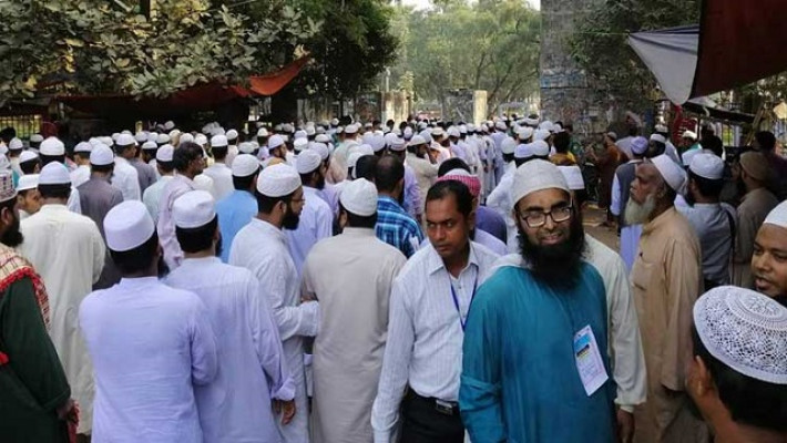 টিএসসি মোড়ের ফটক দিয়ে মাহফিল স্থানে প্রবেশ করছেন 
কওমি মাদ্রাসার শিক্ষক ও শিক্ষার্থীরা।