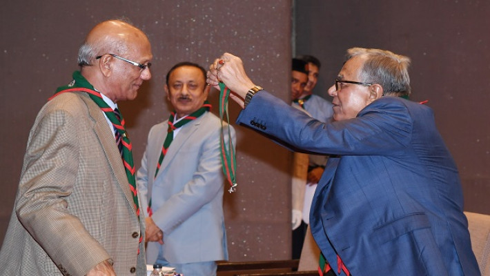 রাষ্ট্রপতির কাছ থেকে রৌপ্য ব্যাঘ্র অ্যাওয়ার্ড গ্রহণ করছেন শিক্ষামন্ত্রী