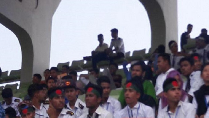 লাল-সবুজের গ্যালারিতে উপস্থিত  শিক্ষার্থী।