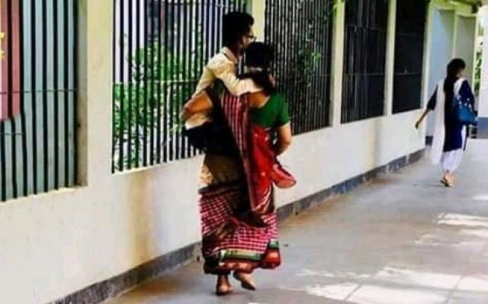 ঢাবির ‘খ’ ইউনিটে ভর্তি পরীক্ষার দিন মায়ের কোলে চড়ে ভর্তি পরীক্ষা দিতে আসেন হৃদয়
