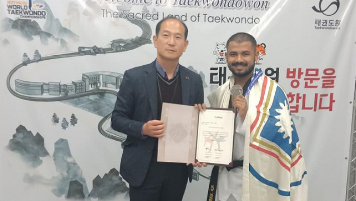 রৌপ্য পদক হাতে রেদওয়ান তাসকিন রাতুল 