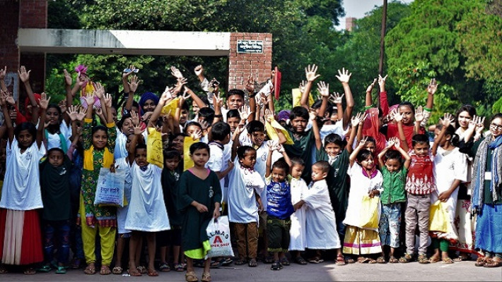 ‘শিক্ষা, আলো, স্বপ্ন মনে; এসো মিলি তরীর টানে’