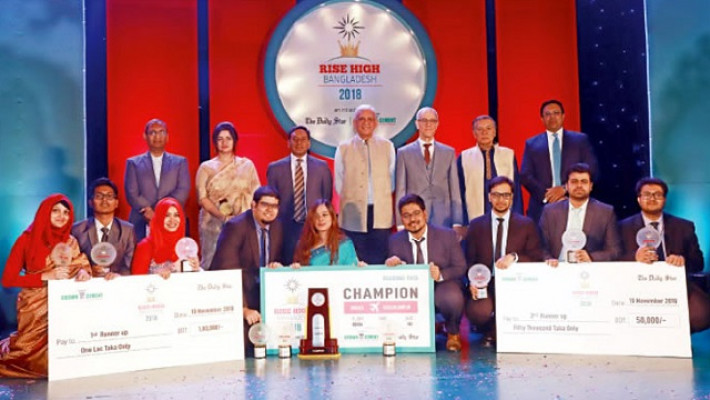 বিজয়ীর পুরস্কার হাতে চ্যাম্পিয়ন ও রানারর্স আপ দল