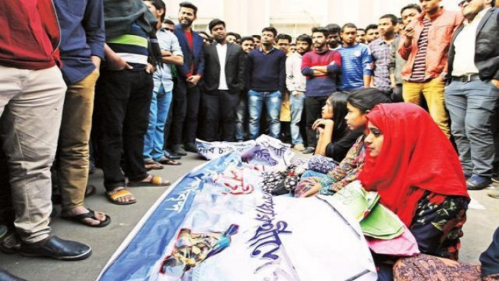 সাত কলেজের অধিভুক্তি বাতিলের দাবিতে অবস্থান কর্মসূচি পালন করতে গেলে এভাবে চারদিকে ঘিরে রাখে ছাত্রলীগ কর্মীরা