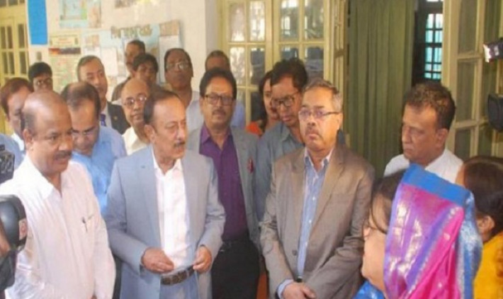 পরীক্ষার হল পরীদর্শনকালে মন্ত্রী