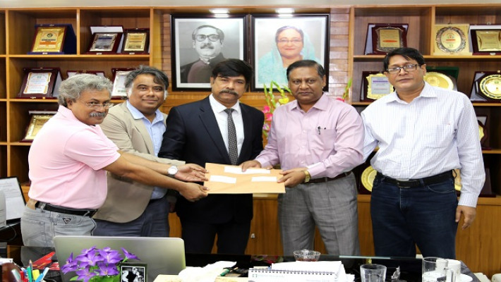 ‘সি’ ইউনিটের সমন্বয়কারীরা  উপাচার্যের নিকট আনুষ্ঠানিকভাবে ফলাফল হস্তান্তর করেন।