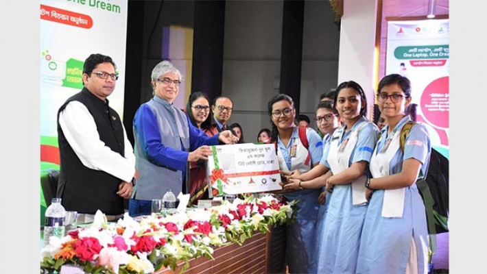 শিক্ষার্থীদের মাঝে ল্যাপটপ বিতরণ করেন মন্ত্রী