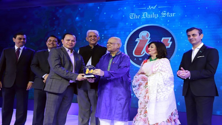 আইসিটি পার্সন অব দ্য ইয়ার-২০১৮’ পুরস্কার গ্রহণ করছেন সবুর খান
