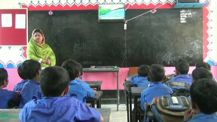 দেশের প্রথম আলোকিত স্মার্ট স্কুলের ক্লাস চলছে।