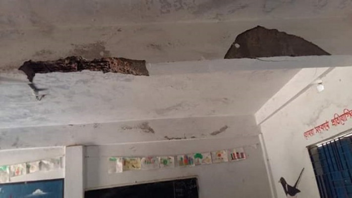 স্কুলের ছাদের পলেস্তারা খসে পড়ার পর