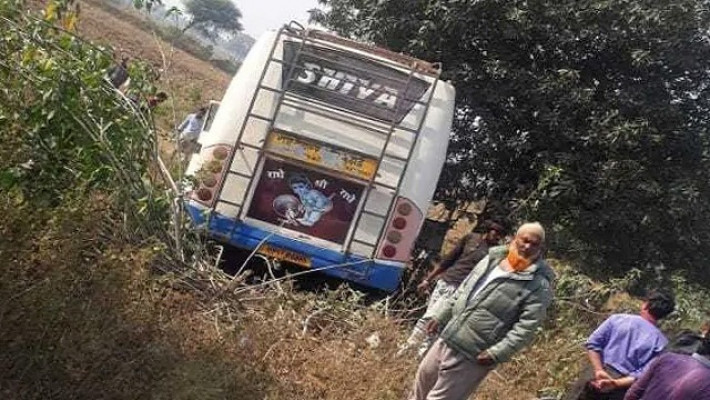 স্কুল ভ্যানের সঙ্গে বাসের সংঘর্ষ
