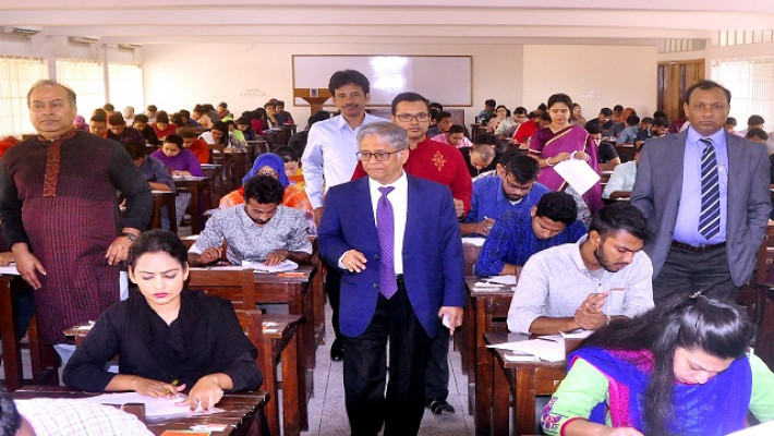 পরীক্ষা কেন্দ্র পরিদর্শন করেন উপাচার্য অধ্যাপক ড. মো. আখতারুজ্জামান